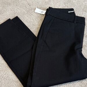 Old Navy Women’s high rise black pixie skinny pants.